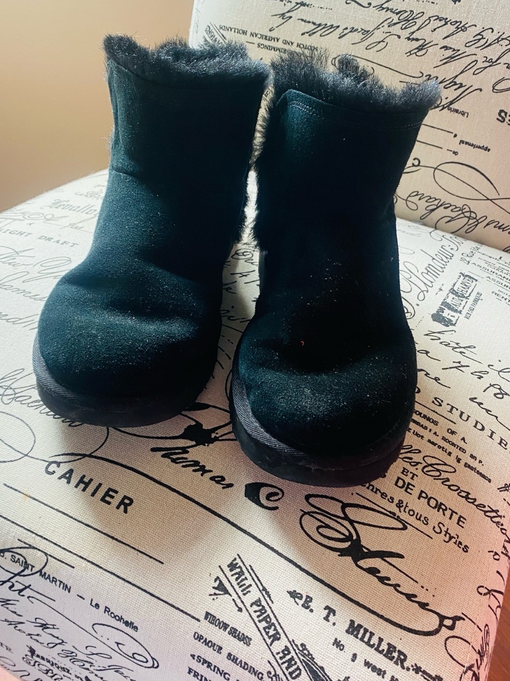 Authentic Ugg size 9 - Picture 4 of 13